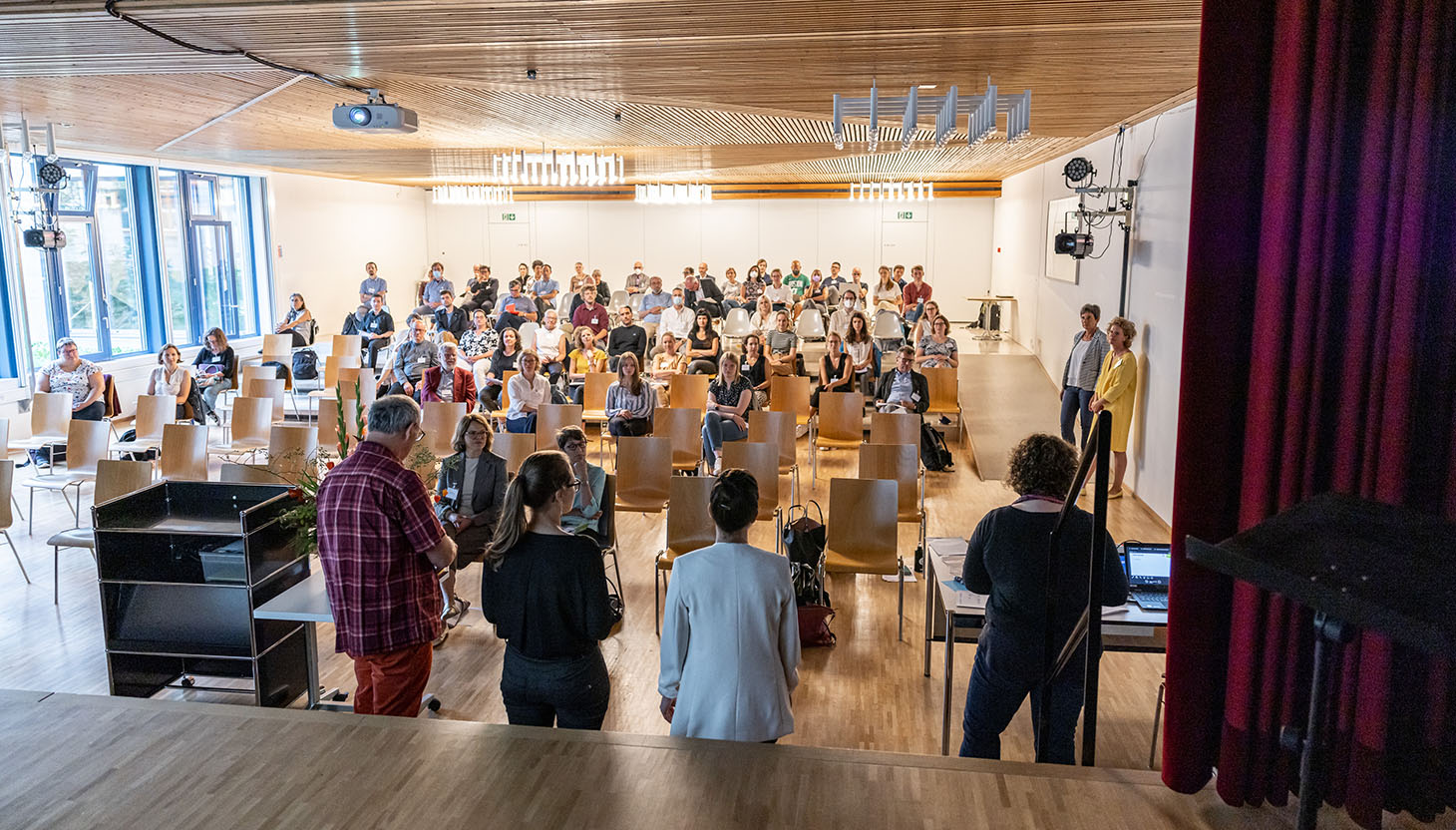 Le questioni attuali della dialettologia alemannica sono state presentate e discusse in cinque conferenze principali e 37 conferenze settoriali.